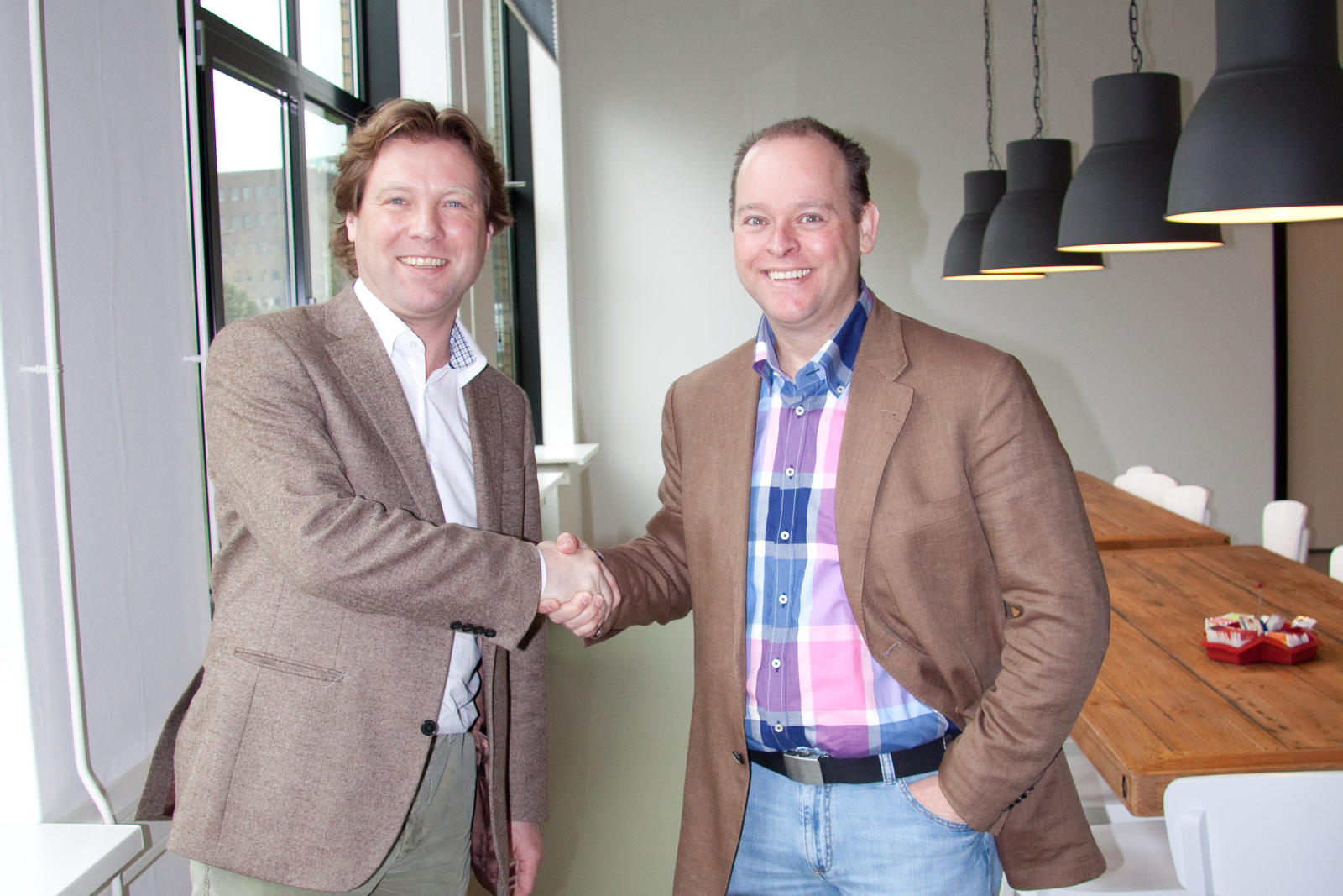 Directeur Maarten de Vos van Bike Totaal (links) en Peter Koperdraad van Merida zijn blij met de samenwerking. Bike Totaal wil voor de sportieve winkels betere merkondersteuning bieden en daarom is Merida als contractleverancier toegevoegd.