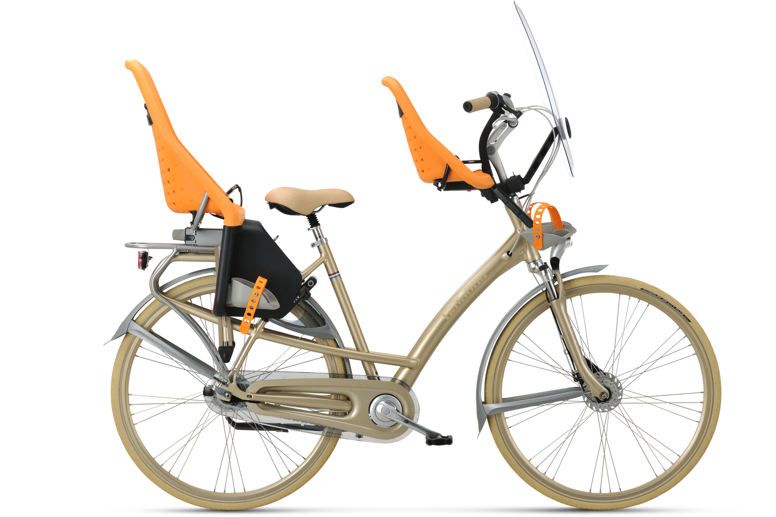 De Koninklijke Mambo is goudkleurig gespoten en heeft oranje kinderzitjes voor- en achterop.