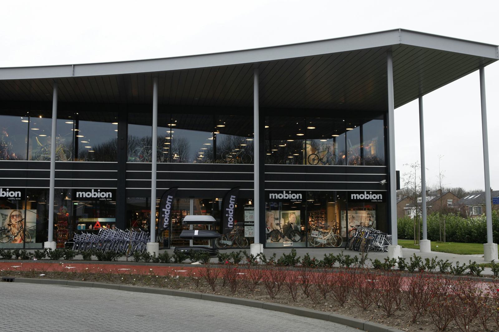 Pui van de failliete Mobion flagship store in Spijkenisse.