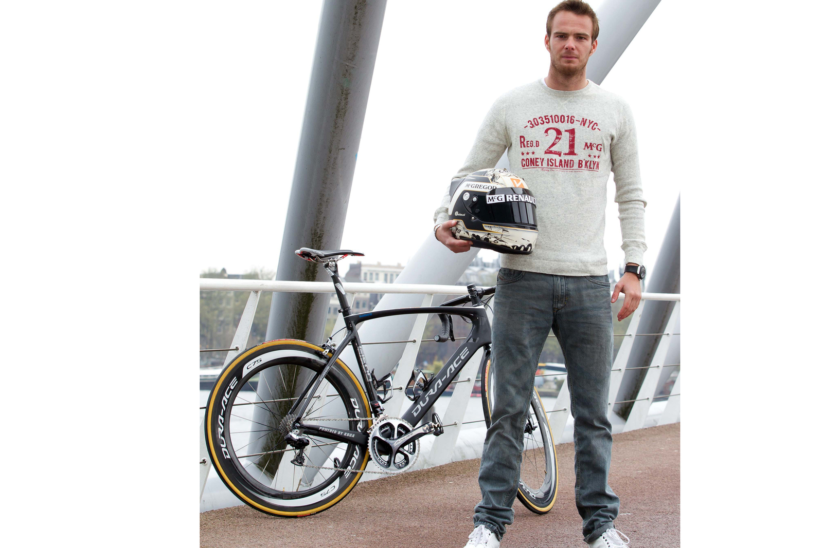 De Formule1 coureur Giedo van der Garde bij zijn nieuwe fiets.