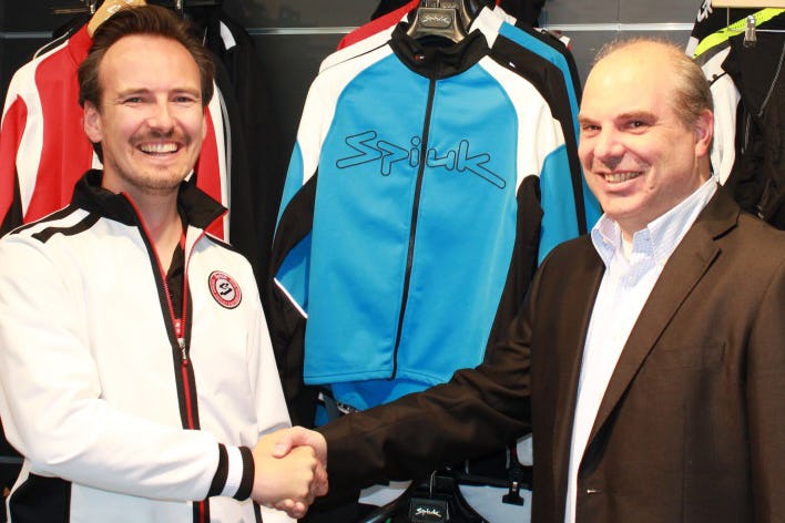 Lennard van Winden van Oneway Distribution (links) en Perry Jansen van Bikes & Retail schudden elkaar de hand na het ondertekenen van het contract.