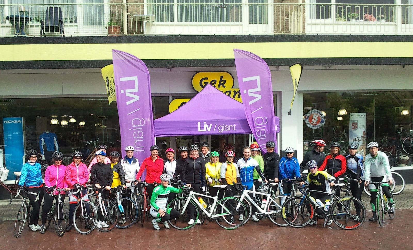 De start van de fietstocht. Zo'n 25 fietsgekke dames deden mee aan de Liv/Giant Social Ride.