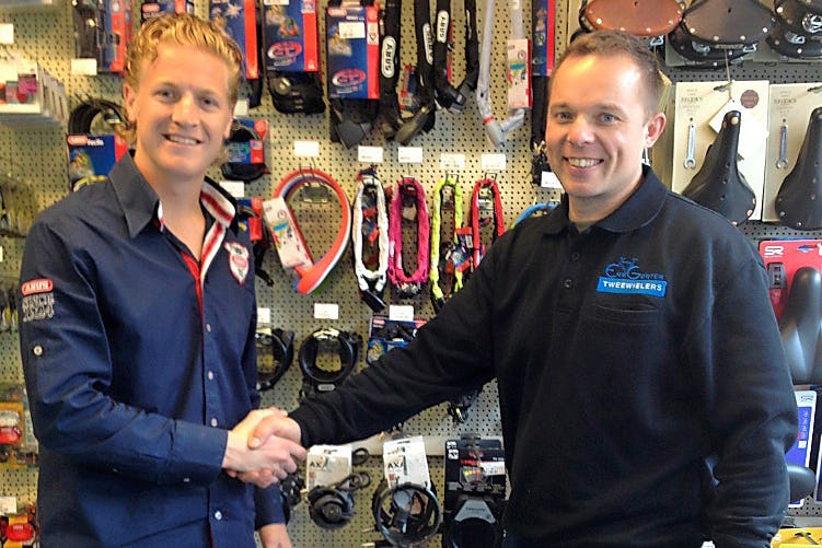 Op de foto Maarten Spanjaart van ABUS (links) en Erik Gorter.