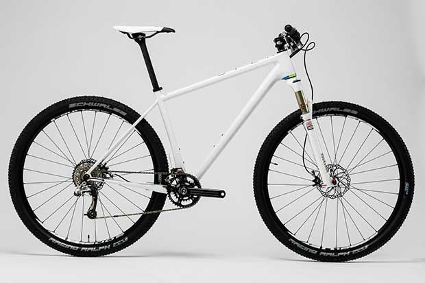 De OPEN O-1.1 heeft een zwaardere, witte lak, waardoor die 100 gram zwaarder is dan de O-1.0 en uitkomt op 986 gram.