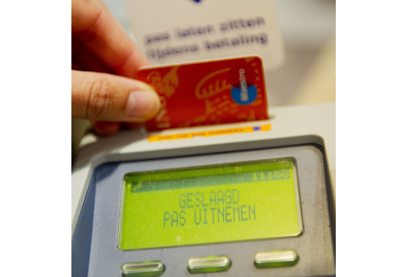 Veel consumenten denken dat pinnen duurder is voor ondernemers en houden zich daarom in met pinnen voor bijvoorbeeld lage bedragen. Dat is dus niet nodig.  