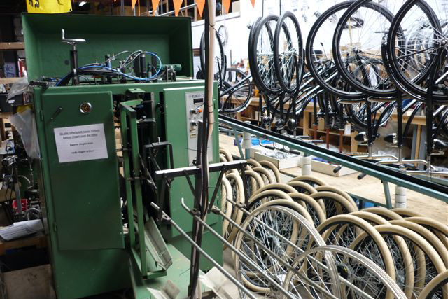 Bij Azor kunt u een inventarislijst van de machines die te koop zijn opvragen.