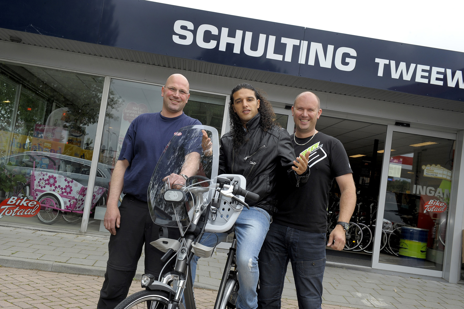 Ali B fietst weer dankzij de elektrische fiets.