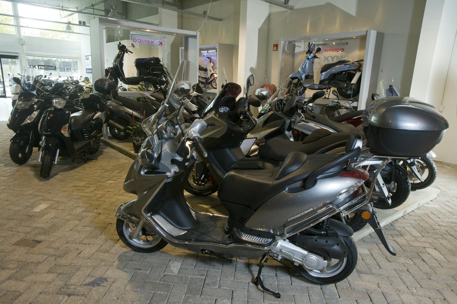 In veel bromfiets- en scooterzaken worden ook 125cc motorscooters verkocht, zoals hier op de foto bij Joop Harmans Scooters XL in Amsterdam.