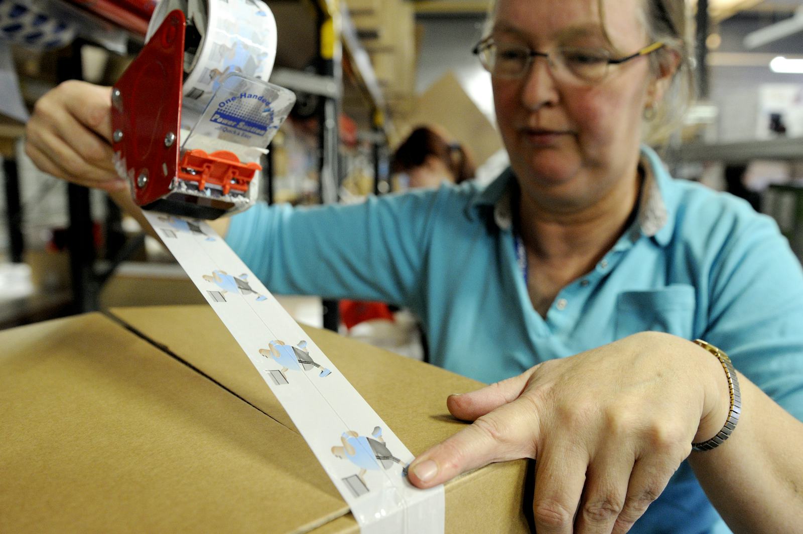 Webshops die ook fysiek spullen verkopen vormen oneerlijke concurrentie voor de winkelier, stelt Detailhandel Nederland.