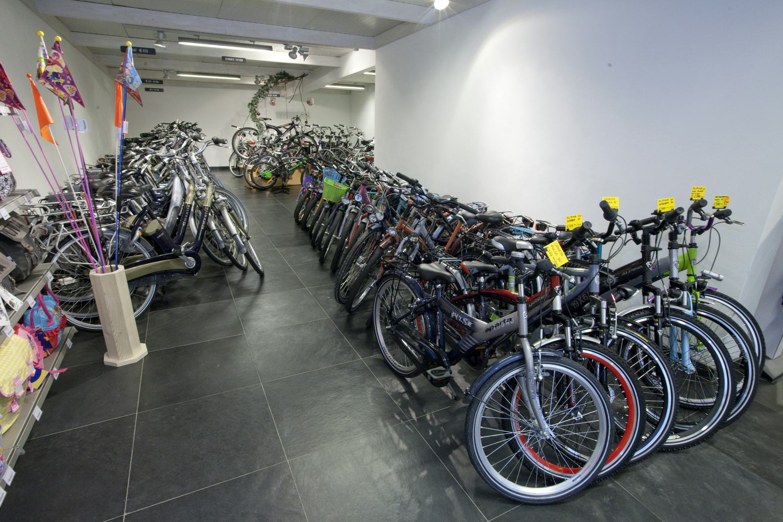 Mensen gaan in de huidige crisistijd steeds meer op zoek gaan naar goedkopere fietsen en kiezen steeds meer voor tweedehands.