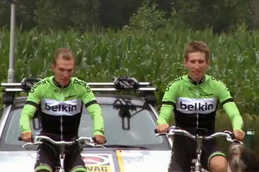 Bauke Mollema (rechts), nummer 6 in het eindklassement van de Tour de France, ziet het wel zitten om in de toekomst de Tour op een e-bike te rijden.