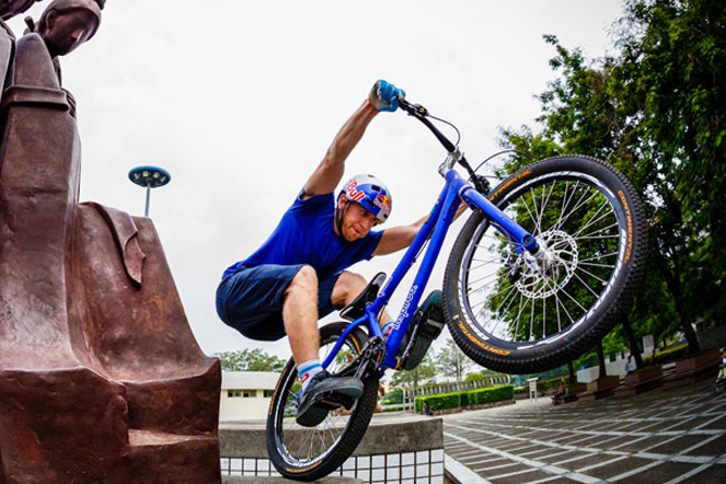 De Schotse Danny MacAskill is een professionele trial rijder die samen met andere ambassadeurs bij Lezyne signeert.