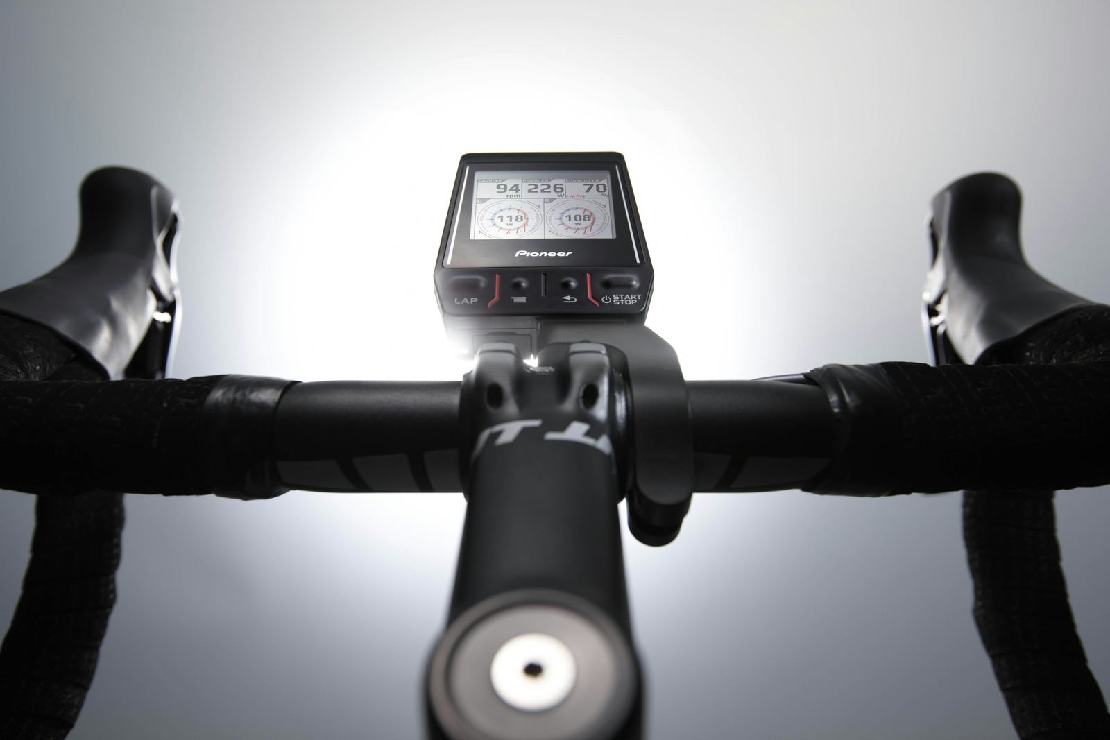 Pioneer is op de Eurobike om partners te vinden die haar producten, zoals deze SGX-CA900 fietscomputer, naar eindgebruikers kunnen brengen.
