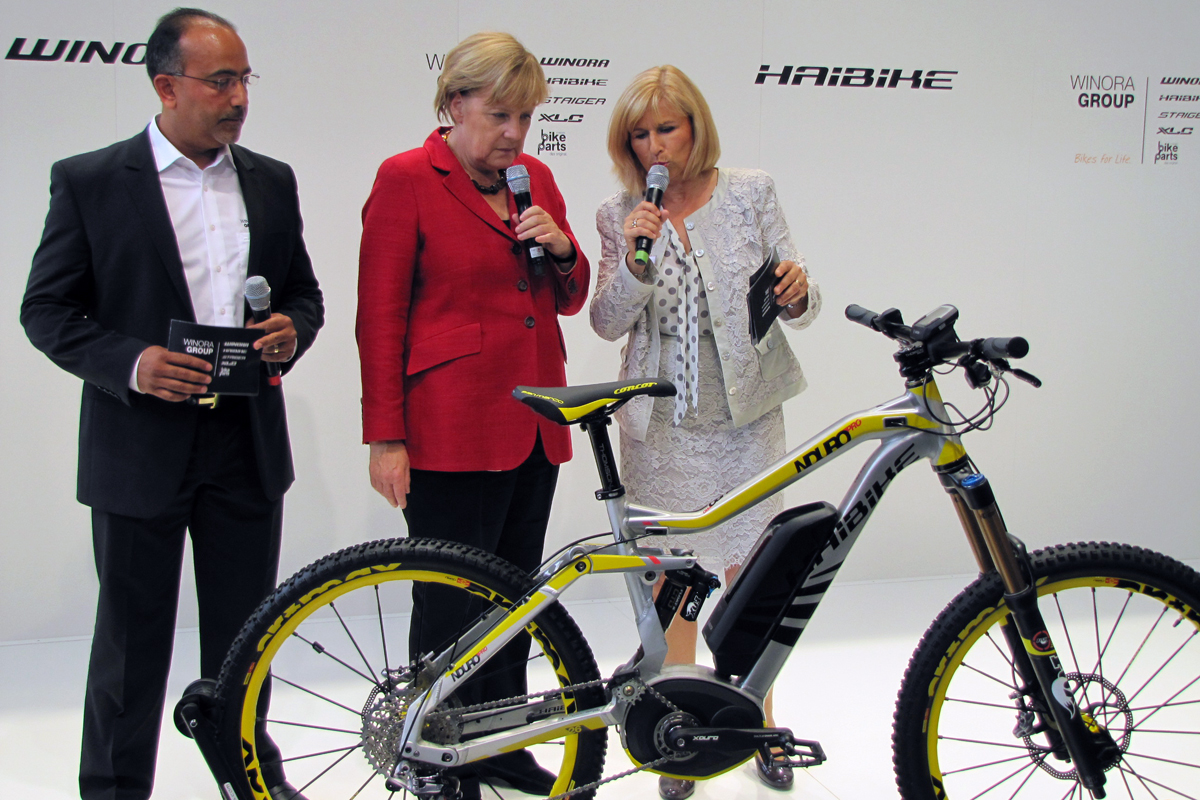 Na de officiële opening bezocht Angela Merkel enkele stands, waaronder die van Haibike. Hier krijgt de Duitse bondskanselier uitleg over de nieuwe e-bikes van Haibike.