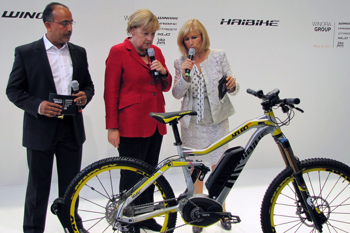 Na de officiële opening bezocht Angela Merkel enkele stands, waaronder die van Haibike. Hier krijgt de Duitse bondskanselier uitleg over de nieuwe e-bikes van Haibike.
