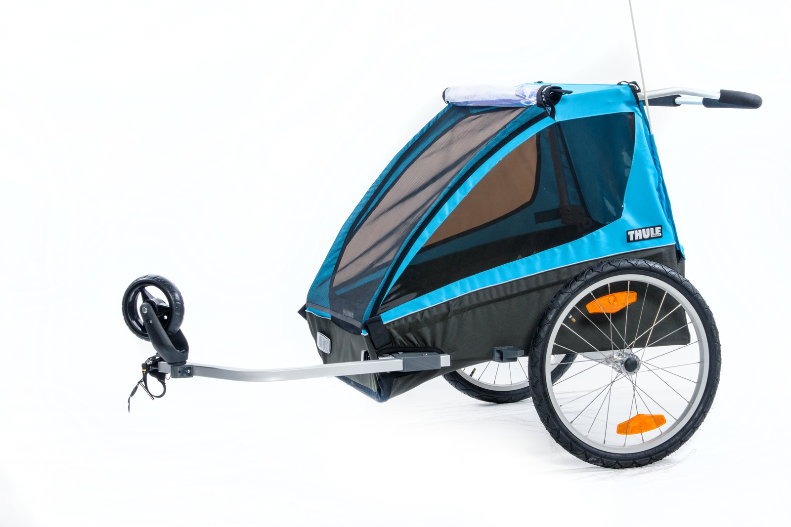 Thule introduceert de nieuwe Thule Coaster fietsaanhanger. Deze aanhanger laat zich eenvoudig omvormen van een kinderkar voor achter de fiets tot een praktische kinderwagen.