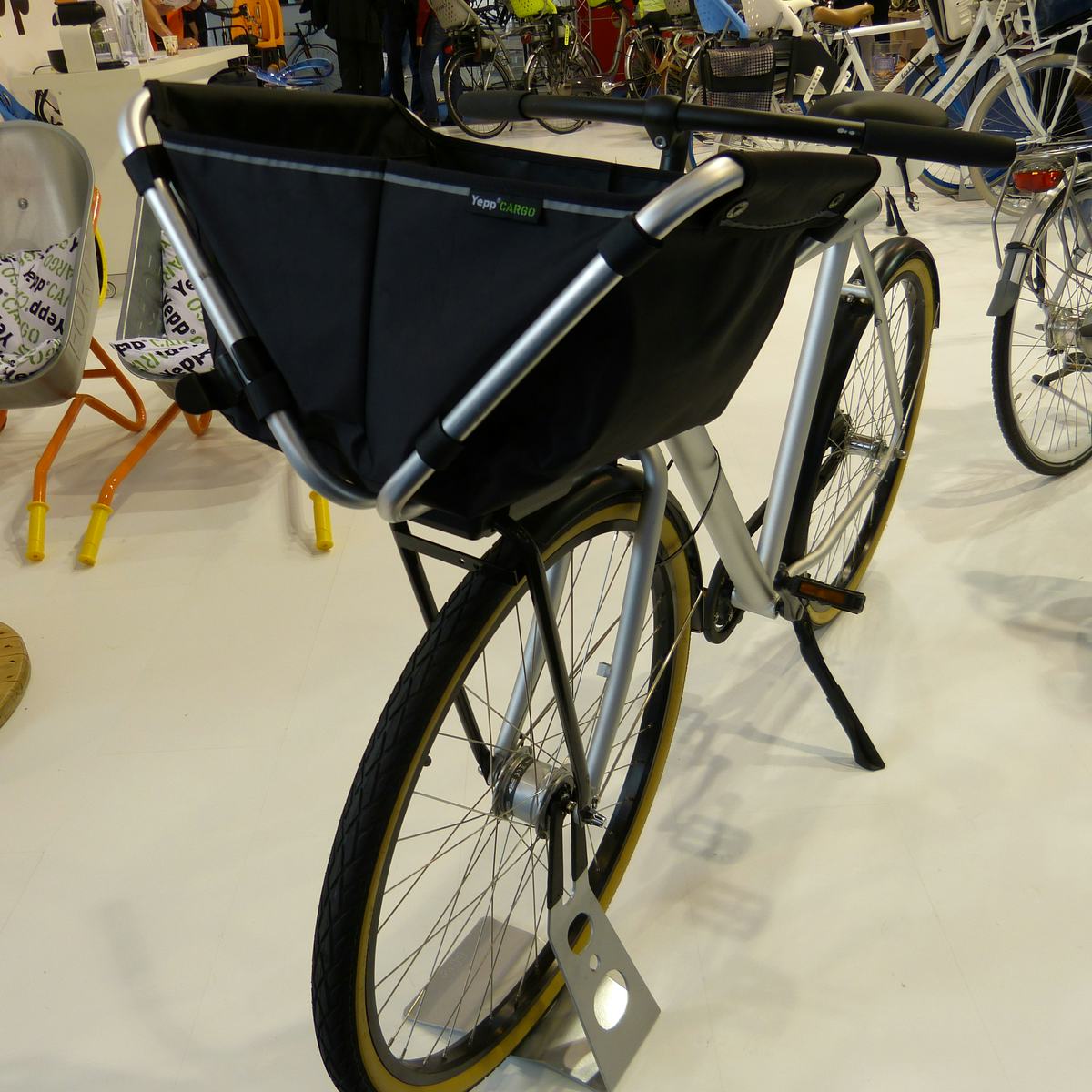 Met de Yepp Cargo wordt het parkeerprobleem van fietsen met een mand of een krat op innovatieve wijze opgelost.