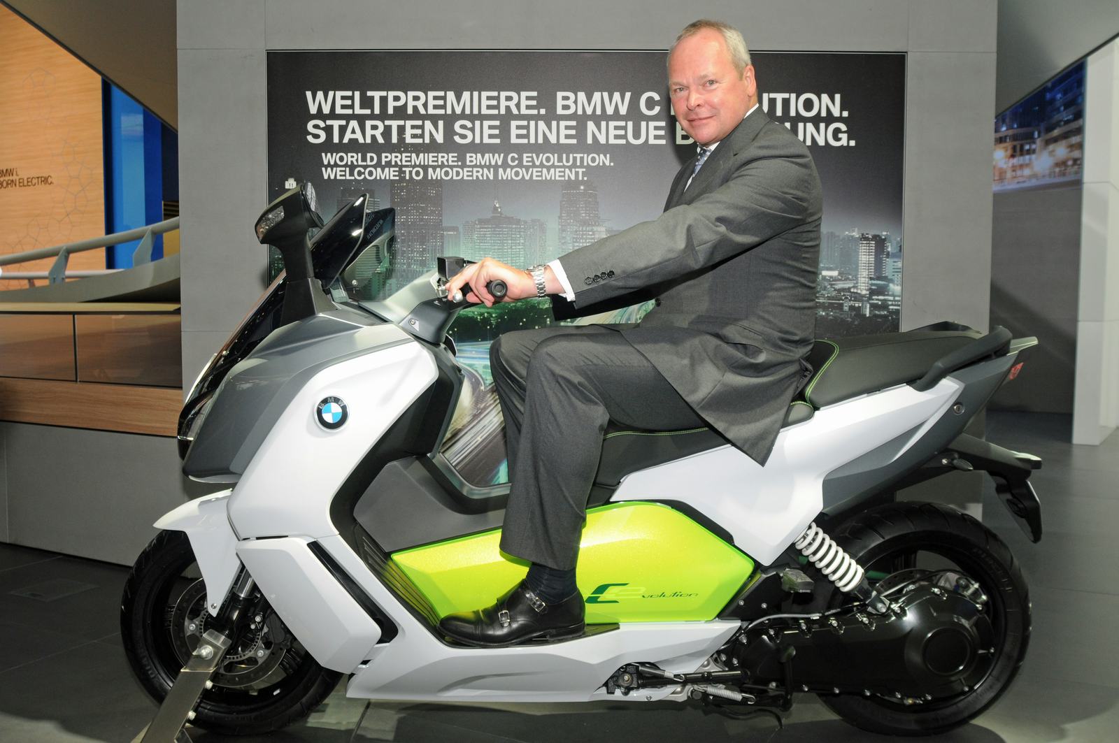 BMW Motorrad topman Stephan Schaller onthulde de elektrische C Evolution op de IAA in Frankfurt.