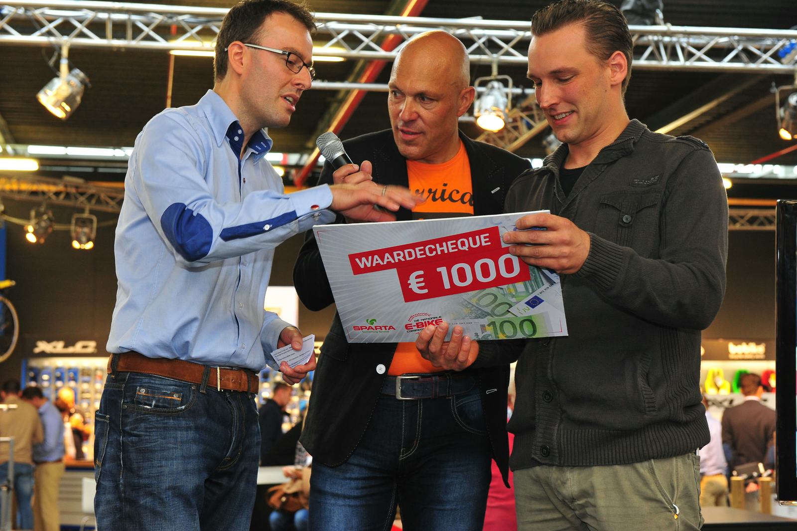 Roel van Boekel (rechts op de foto), werkzaam bij Profile Van Oord, neemt hier zijn prijs in ontvangst uit handen van marketing manager Marco Kalden (links).