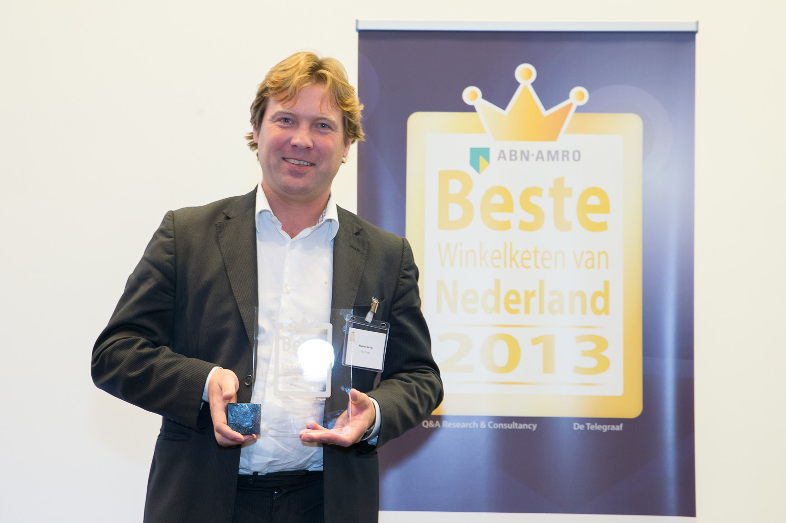 Maarten de Vos, algemeen directeur Bike Totaal, met de prijs.
