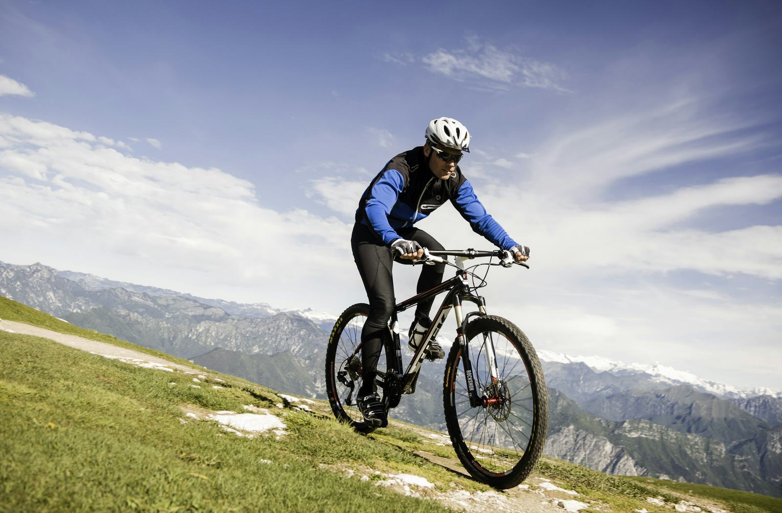 De nieuwe kledinglijn is verkrijgbaar in diverse kleuren en prints.