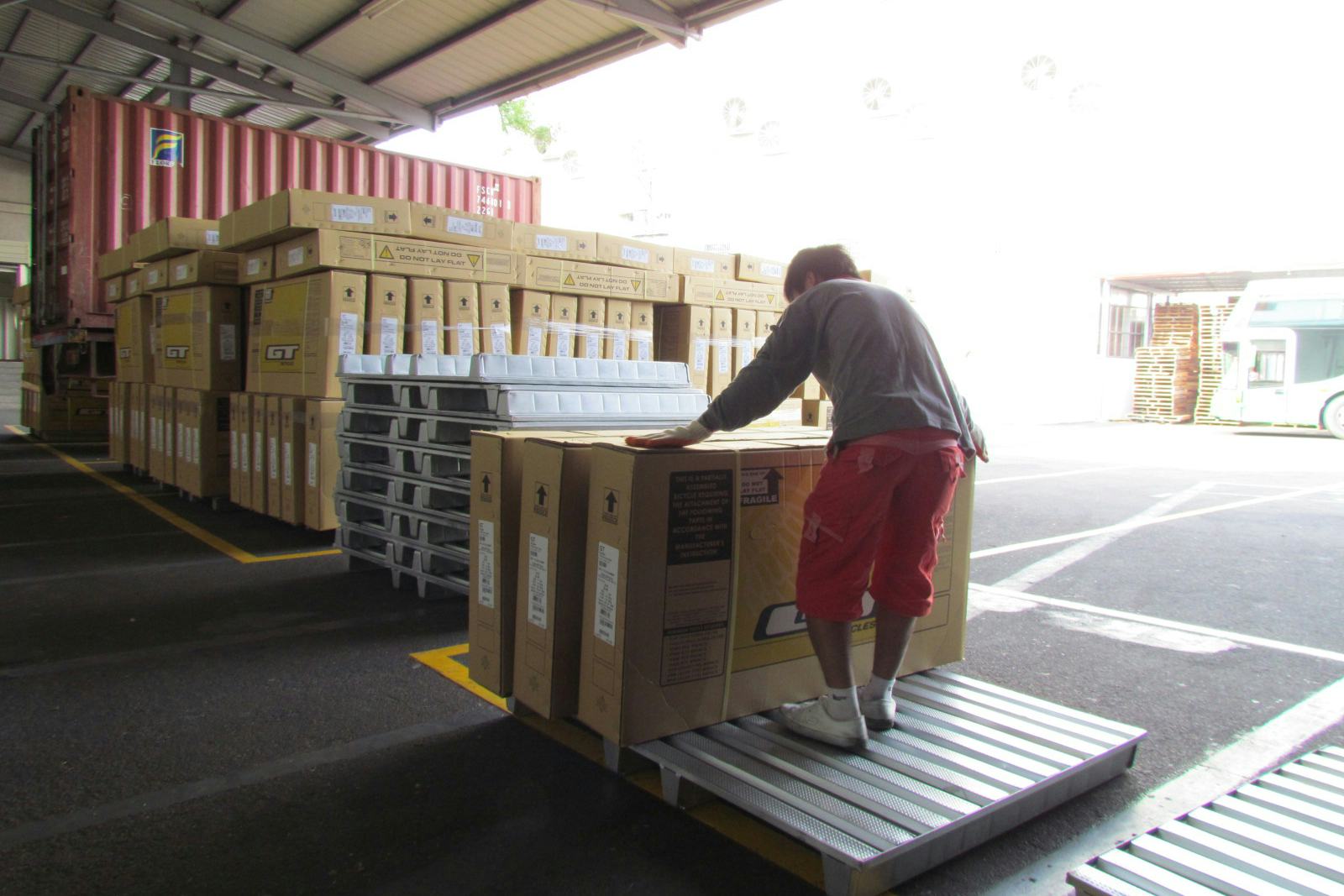 Onder andere de ZEG laat veel fietsen in Cambodja maken.