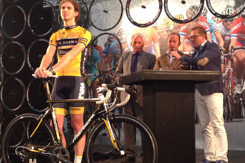 Vrijdagavond was de presentatie van Merida als nieuwe sponsor van het Cyclingteam De Rijke. Peter Koperdraad (in het midden) wordt geïnterviewd op het hoofdpodium. 