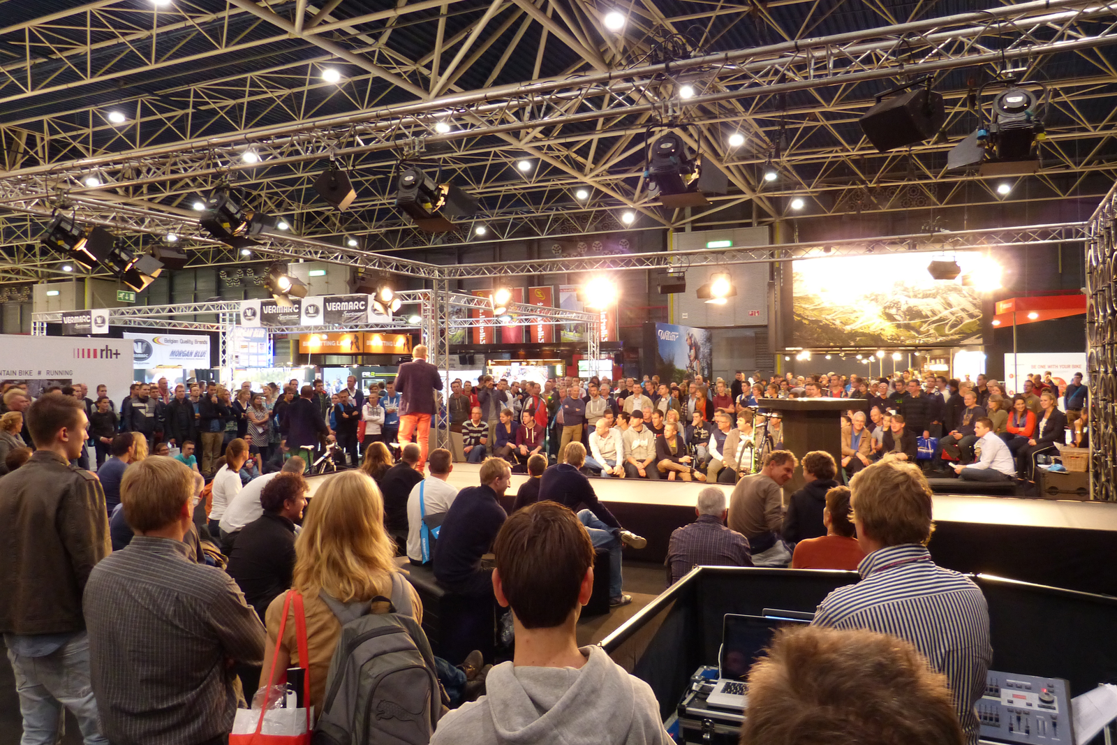 Een drukte van belang bij de veiling van de fiets van Bauke Mollema op zondag. Een liefhebber kocht de fiets voor € 2.850,-.