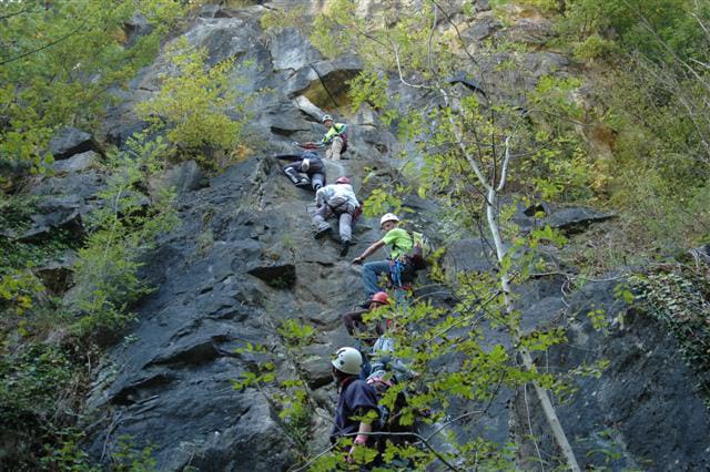 Er zijn veel buitensportactiviteiten tijdens de workshop zoals tokkelen, klimmen en abseilen.
