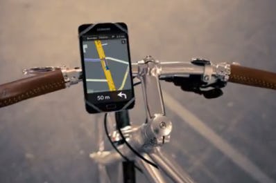 De mobiel is gemakkelijk op het stuur te bevestigen met de BikePhoneHouder.