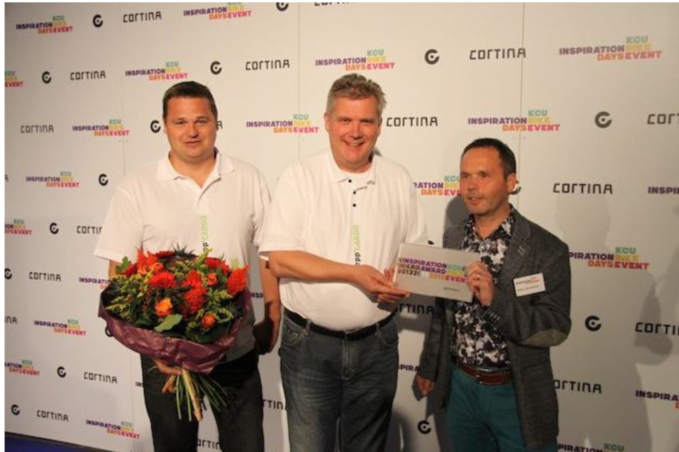 Michel Krechting (midden) en Sven Willems (links) van GMG ontvangen de onderscheiding van Wilco Kruitbosch.