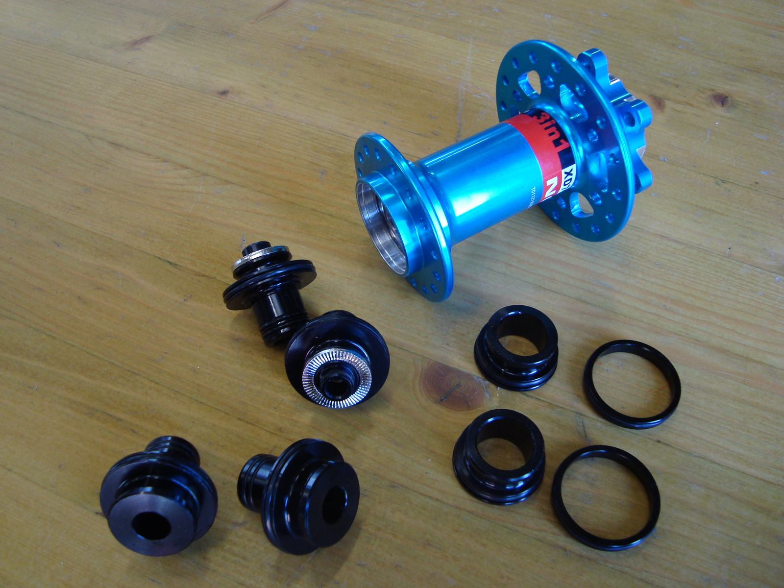 Met behulp van verschillende bussen kan de Novatec 3 in 1 naaf gebruikt worden met een normale snelspanner of de verschillende soorten steekassen.