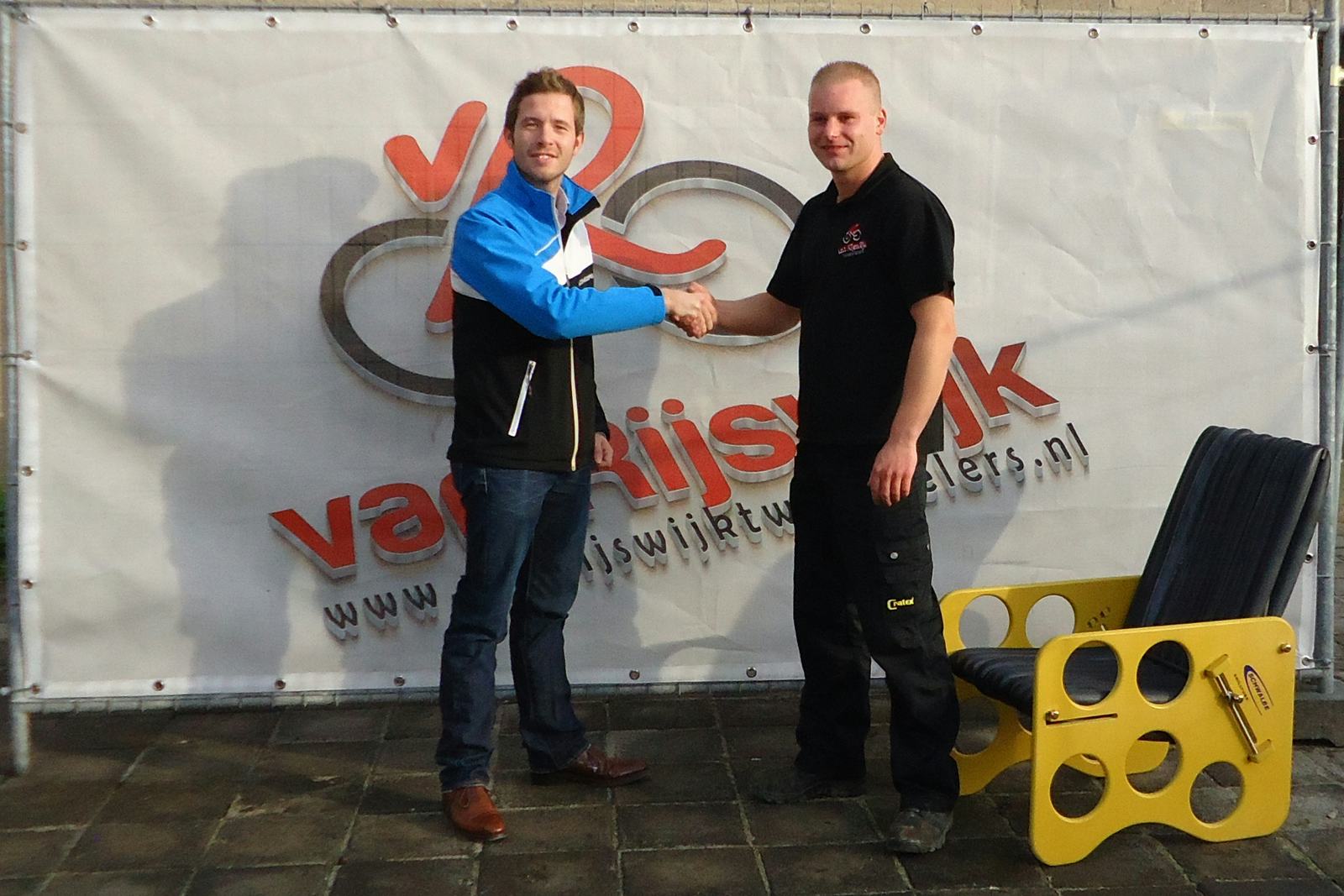 David van Van Rijswijk Tweewielers krijgt een Schwalbe lounge stoel uitgereikt door Bart van den Akker van Schwalbe.