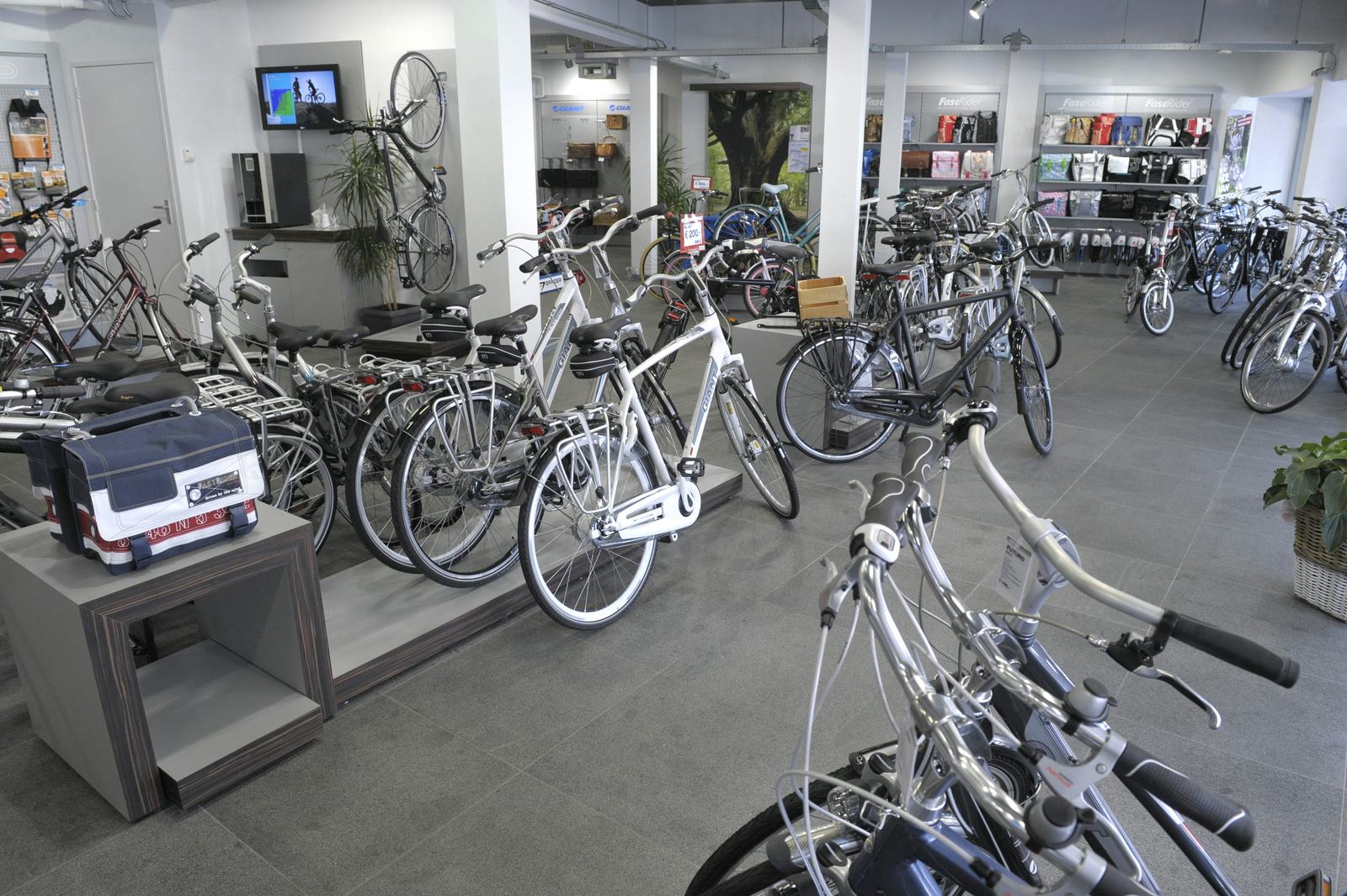 De angst voor internet lijkt ongegrond: de verkoop van nieuwe fietsen via webwinkels nam af van 129.000 in 2010 naar 86.000 in 2012.