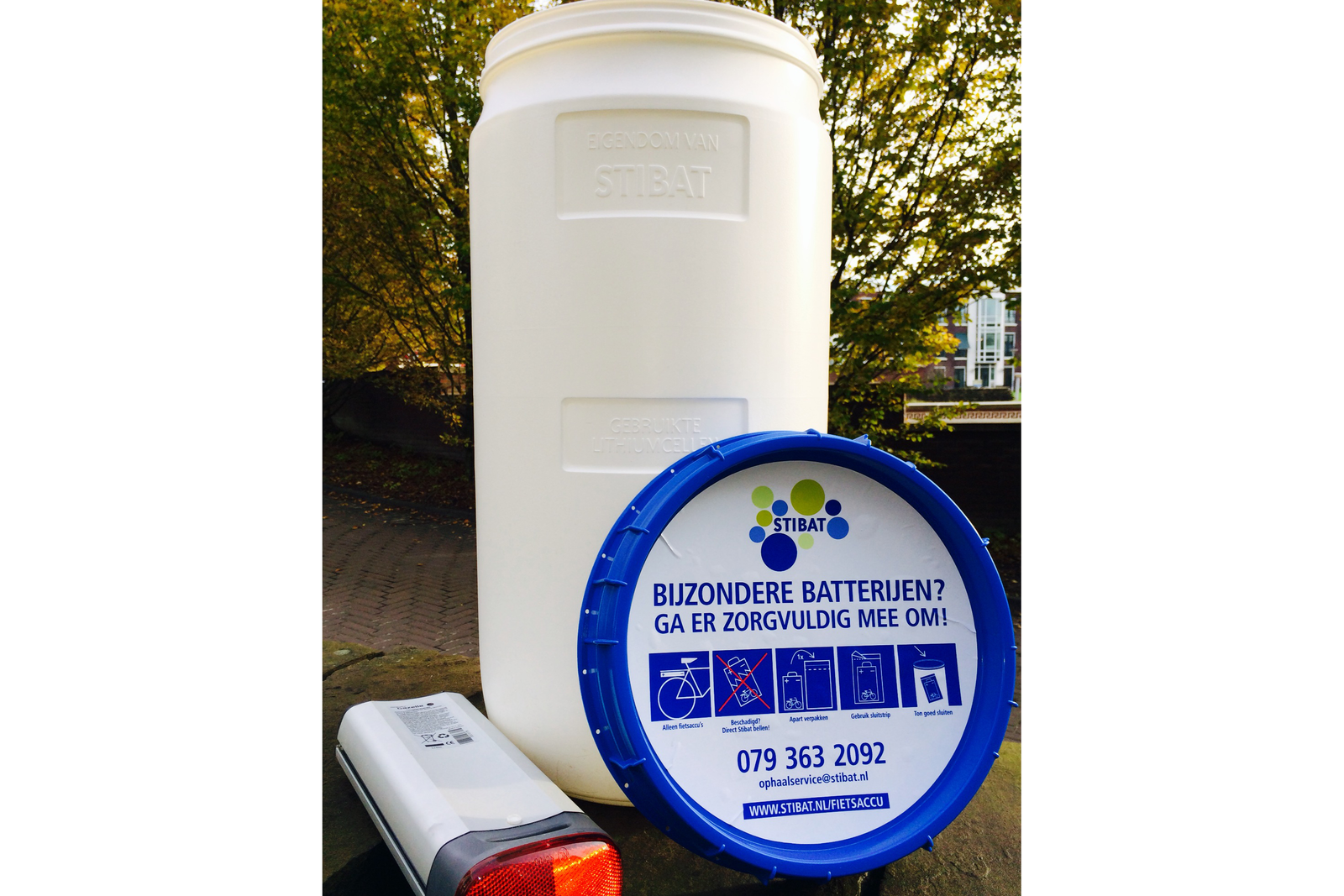 Li-ion accu’s hebben een hoge energiedichtheid. Voor extra veiligheid moet elke accu in een aparte plastic zak worden gedaan voor die in de inzamelton gaat.