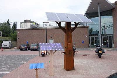 De boom heeft zoveel mogelijk natuurlijk aandoende materialen en organische vormen.