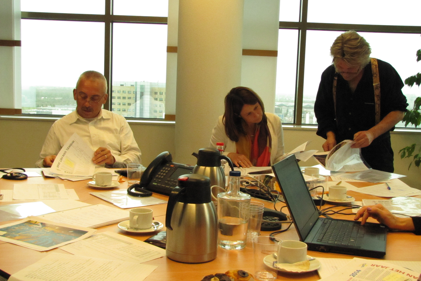 Juryleden Ferry Smith, Sacha Boedijn en Costja Gontscharoff tijdens een van de vele jurymeetings. 