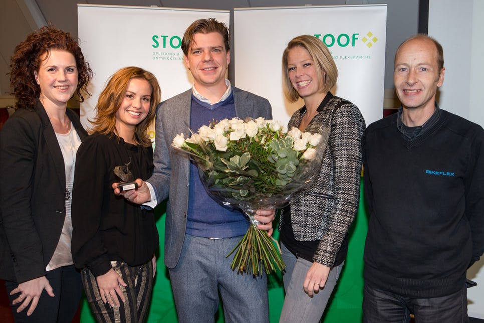 Het team van Bikeflex met de prijs. Van links naar rechts: Annet Feenstra, Puck Ouburg, Johan Rensing, Monique la Gordt Dillie, Albert van Nieuwenhuizen.