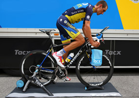 De nieuwe Tacx Cycling app voor trainen met een iPad maakt het mogelijk om Tacx films van bekende wedstrijden na te rijden via de iPad.