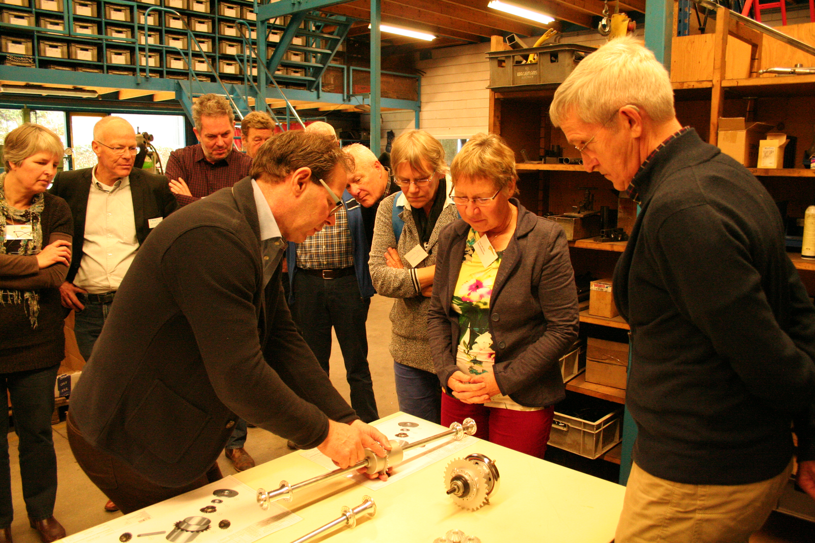 De Fietsersbond-docenten, die onder meer heel veel E-bikelessen geven, kregen uitleg van Willy Nijland.