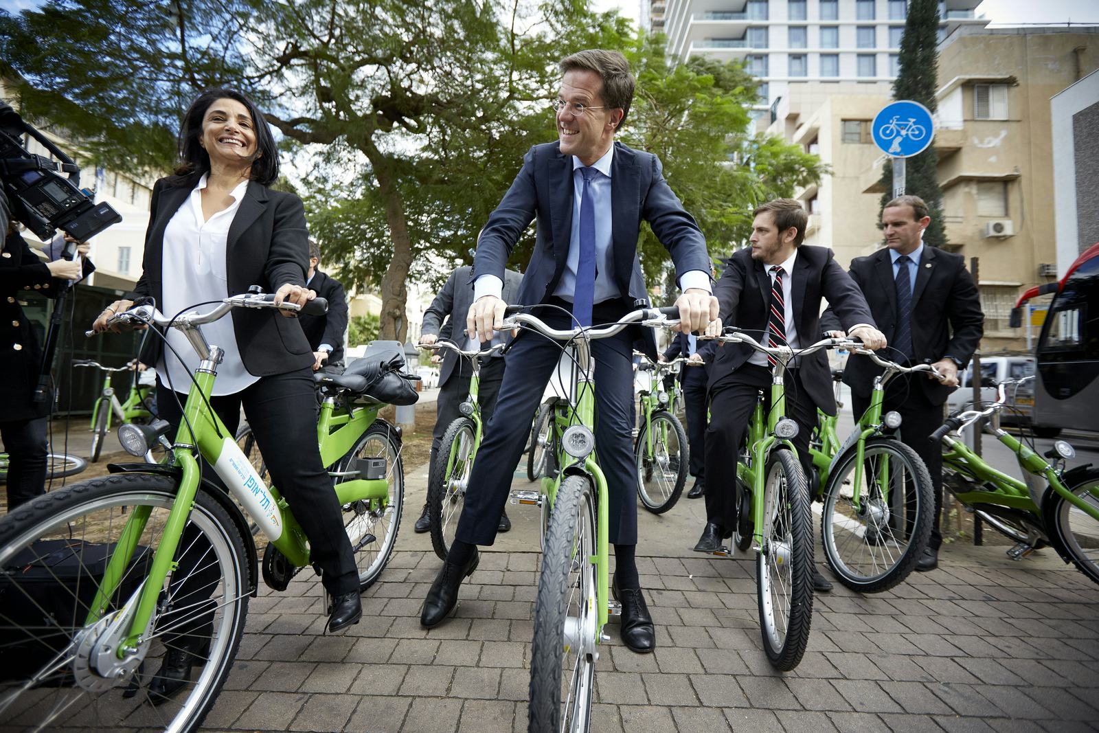 Mark Rutte op de fiets tijdens een ritje over de Rothschild Boulevard in Tel Aviv, Israel.