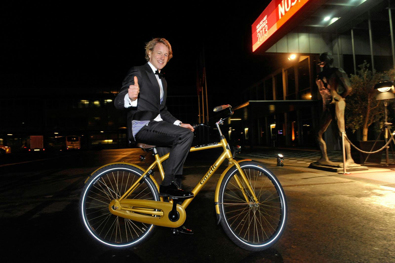 Sportman van het Jaar Epke Zonderland signeerde twee Gouden Gazelle fietsen voor de veiling voor 3FM Serious Request 2013.