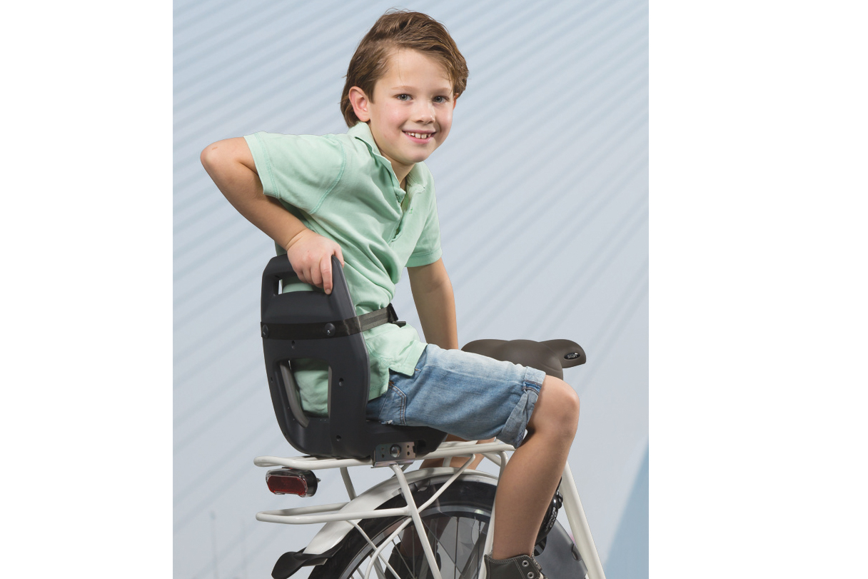 Het ingebouwde klemmechanisme is in breedte verstelbaar en maakt dat het zitje past op bagagedragers van 12 tot 18 cm