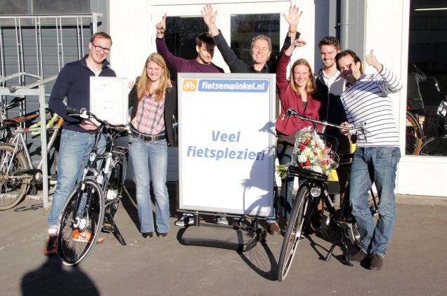 Medewerkers van Fietsenwinkel.nl vieren hun eerste plaats in de ranglijst webwinkels van online benchmarking onderzoeker WUA!