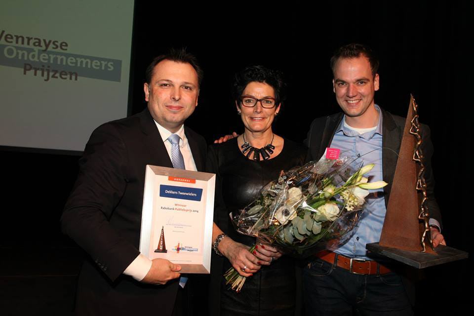 Cris van Arkelen (links), Directeur Bedrijven Rabobank Horst Venray, reikte de prijs uit aan Rob en Elly Dekkers.