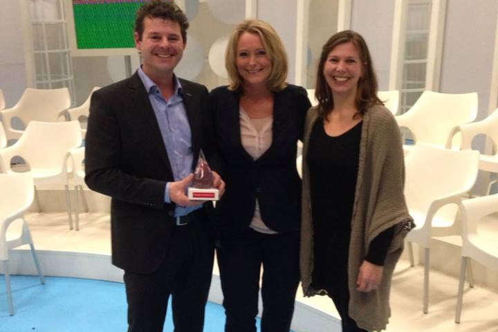 Rijwielspecialist Jacco de Bruin krijgt de Warme Douche uitgereikt.