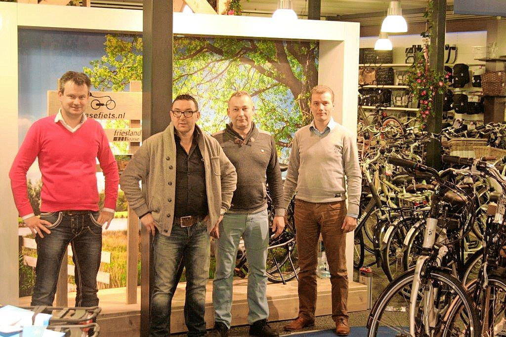 Op de foto v.l.n.r. Peter Storm (Leasefiets.nl), Gerard Wiebenga en Bart Wiebenga (eigenaren van Tweewielercentrum de Drait in Drachten) en Jan Tabak (Leasefiets.nl).