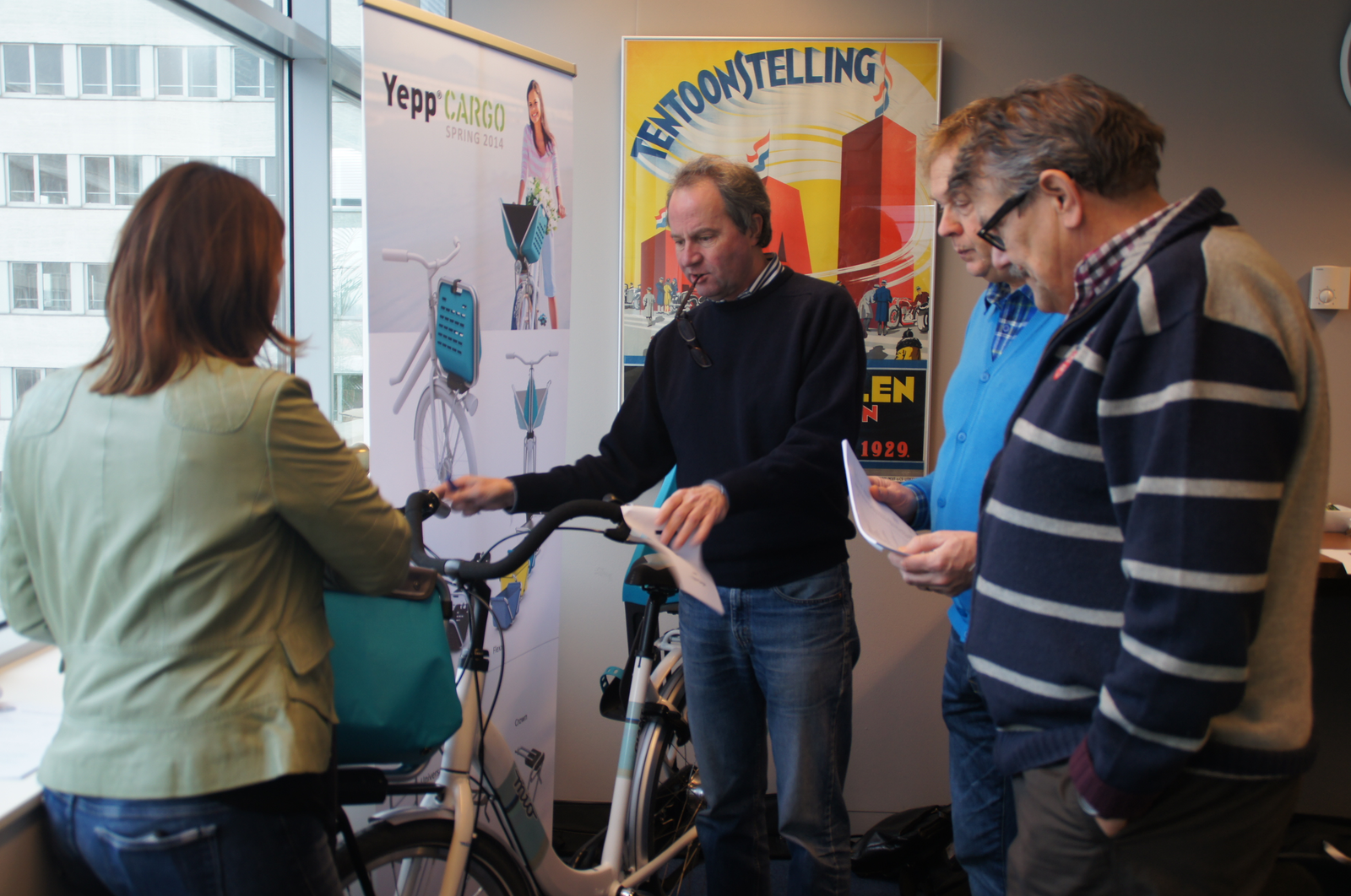 Een deel van de jury buigt zich over een van de 33 inzendingen, de Yepp Cargo.