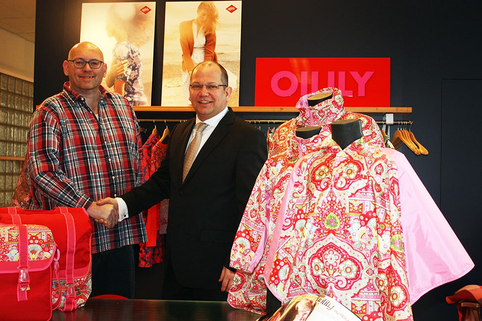 Op de foto staan Geert Olsthoorn (links), managing director van Oilily en Patrick Ebbeling, commercieel directeur van AGU.