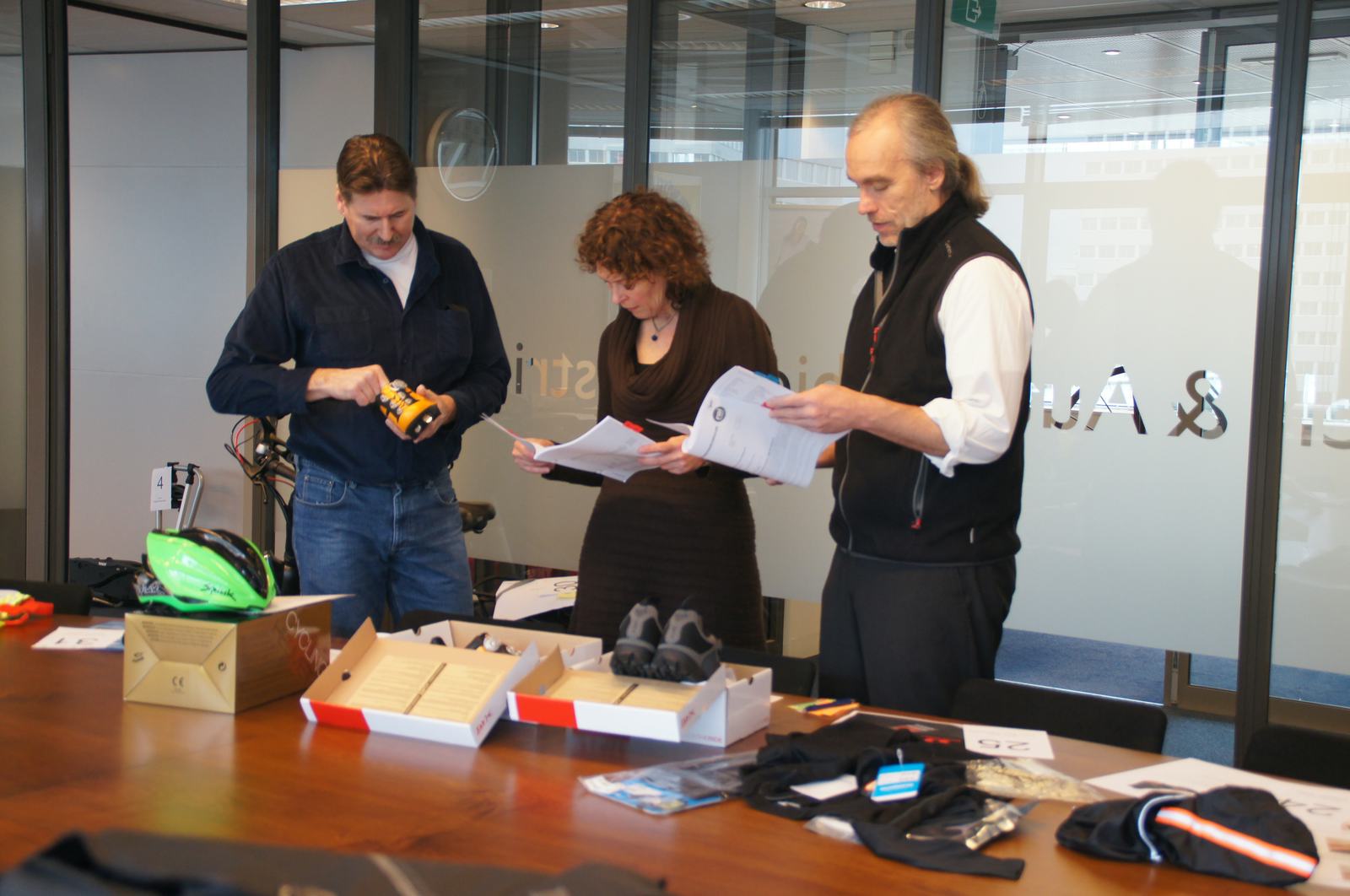 Een deel van de jury aan het werk bij de verkiezing Fiets Innovatie Award.